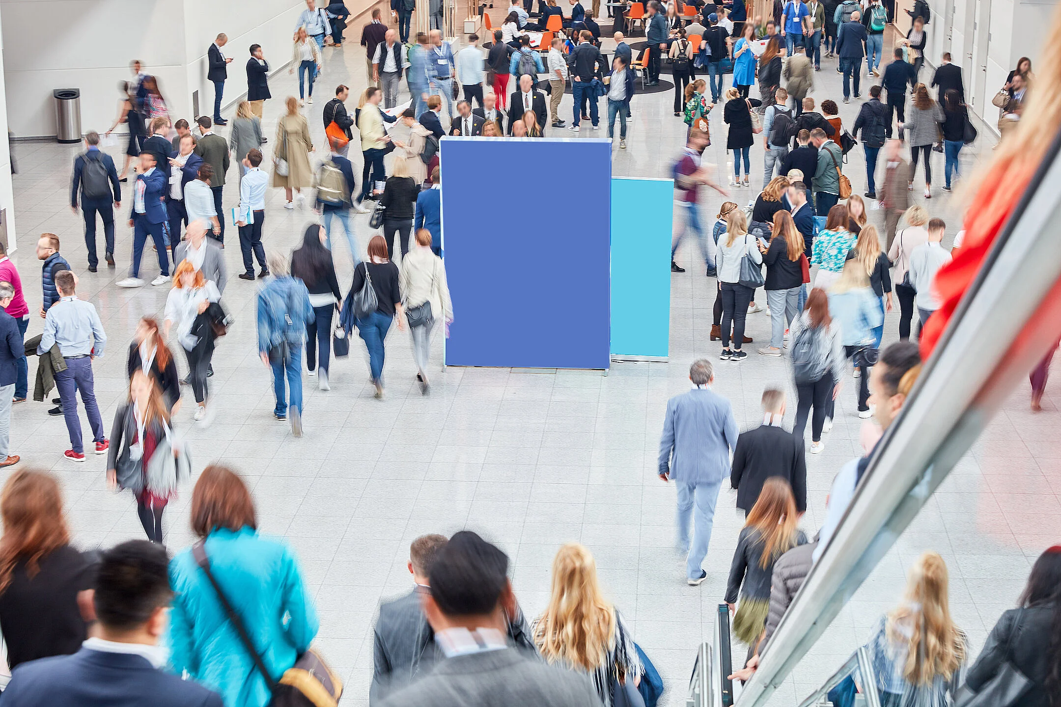 Werbeplakat in Menschenmenge bei Veranstaltung